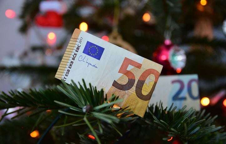 Peut-on cumuler les primes de Noël versée par la CAF et France travail ?