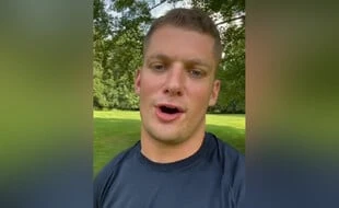 Un joueur de football américain fait son coming-out et marque l'histoire