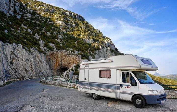 Un migrant s’accroche à leur camping-car, ils doivent payer une amende