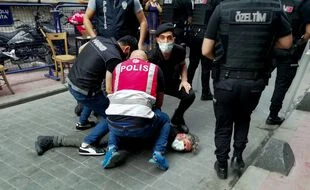 Un photographe de l’AFP interpellé lors de la marche des fiertés à Istanbul