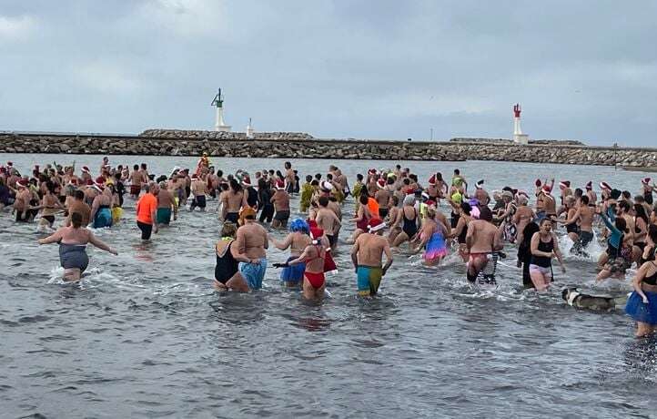 Plus de 1.000 courageux dans l’eau glacée pour le « premier bain de l’année »