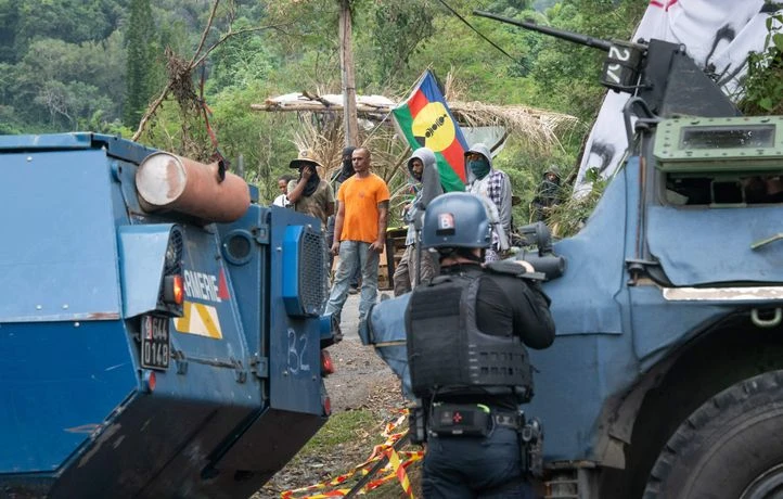 Tirs, barrages, explosions… A Nouméa, « pas envie de foutre un pied dehors »