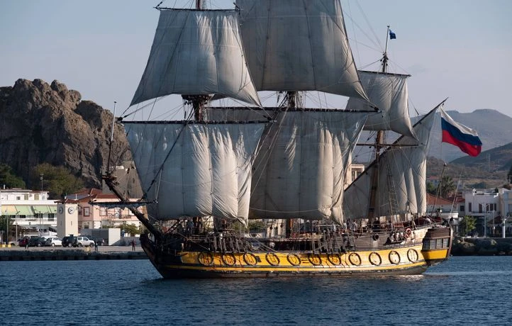Refoulé de la plupart des ports, ce bateau russe annonce sa venue en Bretagne
