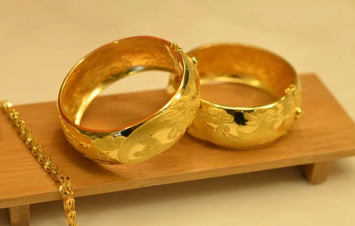 Il découvre une alliance perdue en 1913 et retrouve la famille de la mariée