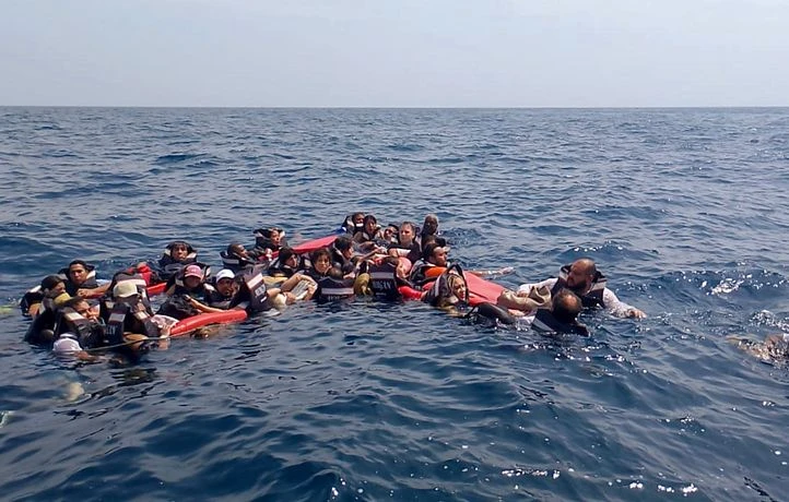 Un bateau fait naufrage dans les Caraïbes, plus de 40 touristes secourus