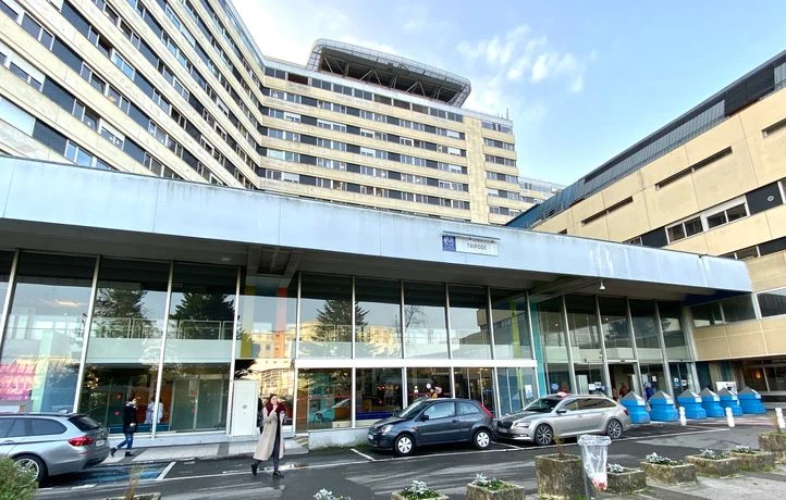 Il porte plusieurs coups de couteau à sa conjointe, et se jette du 10e étage