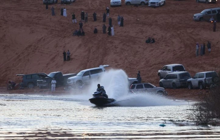 Du jet-ski au milieu des dunes… Un lac saisonnier fait fureur en Arabie saoudite
