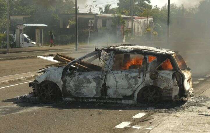 Que se passe-t-il en Martinique où un couvre-feu a été décrété ?