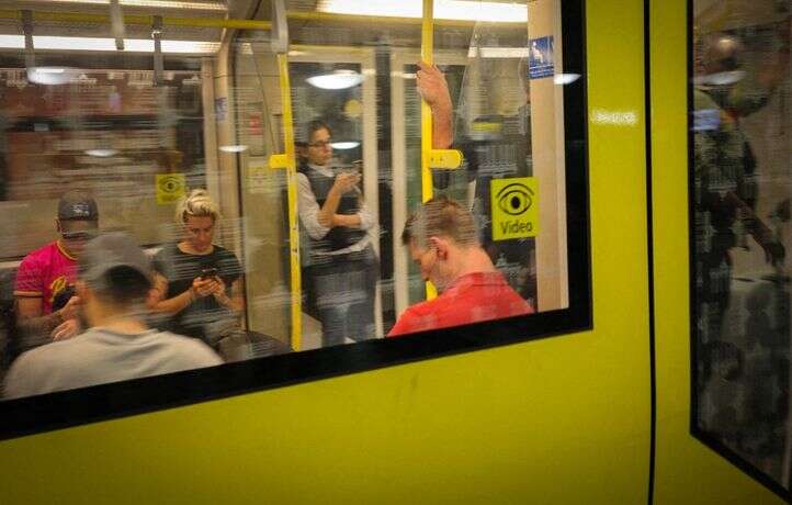 Ces relous qui téléphonent en haut-parleur dans les transports en commun