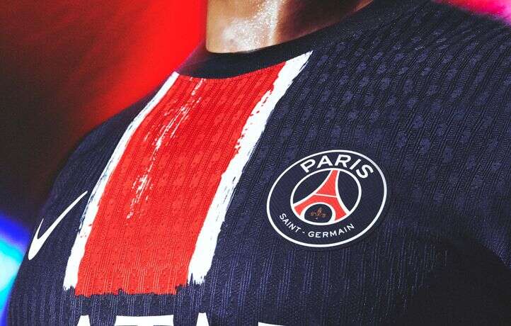 Le maillot domicile 2024-25 du PSG marque un timide retour au Hechter