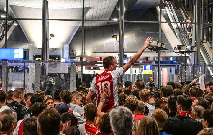 Affrontements entre policiers en grève et supporters de l’Ajax en colère