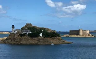 Qui veut s’offrir une nuit dans le phare de l’île Louët en Bretagne ?