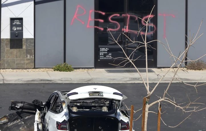 Des Tesla incendiées avec des cocktails Molotov à Las Vegas