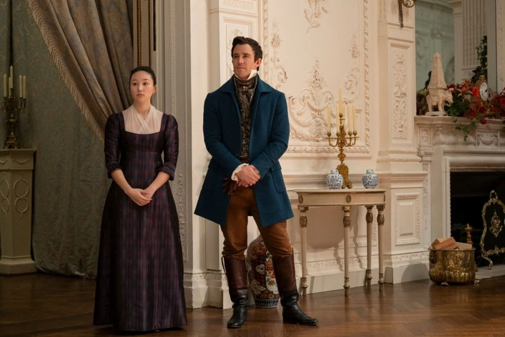 Yerin Ha & Luke Thompson Break Down The Bridgerton Bathtub Scene: “It Was So Slippery”