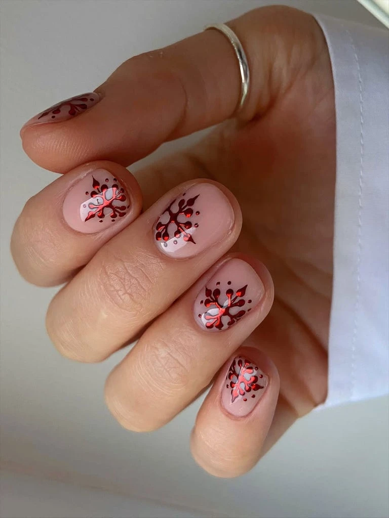15 Festive Short Nail Designs You’ll Actually Wear This Christmas