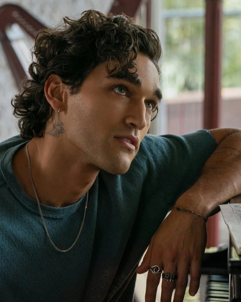 Off Campus’ Josh Heuston Wasn’t Prepared For How Obsessed People Are With Hockey Romance