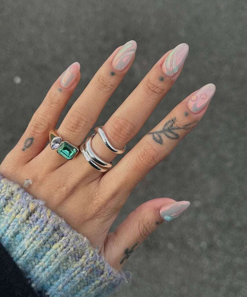 “Angel” Chrome Is The Ethereal Nail Trend That’s About To Sweep Salons