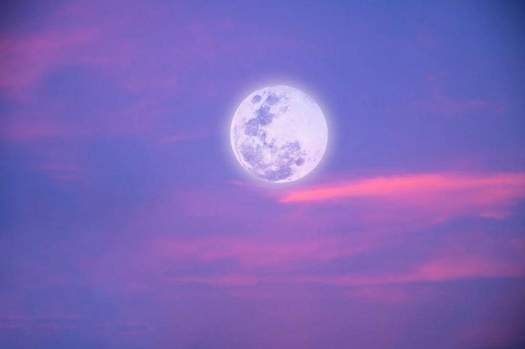 The Super New Moon In Cancer Is Here — & Things Are About To Get Complicated