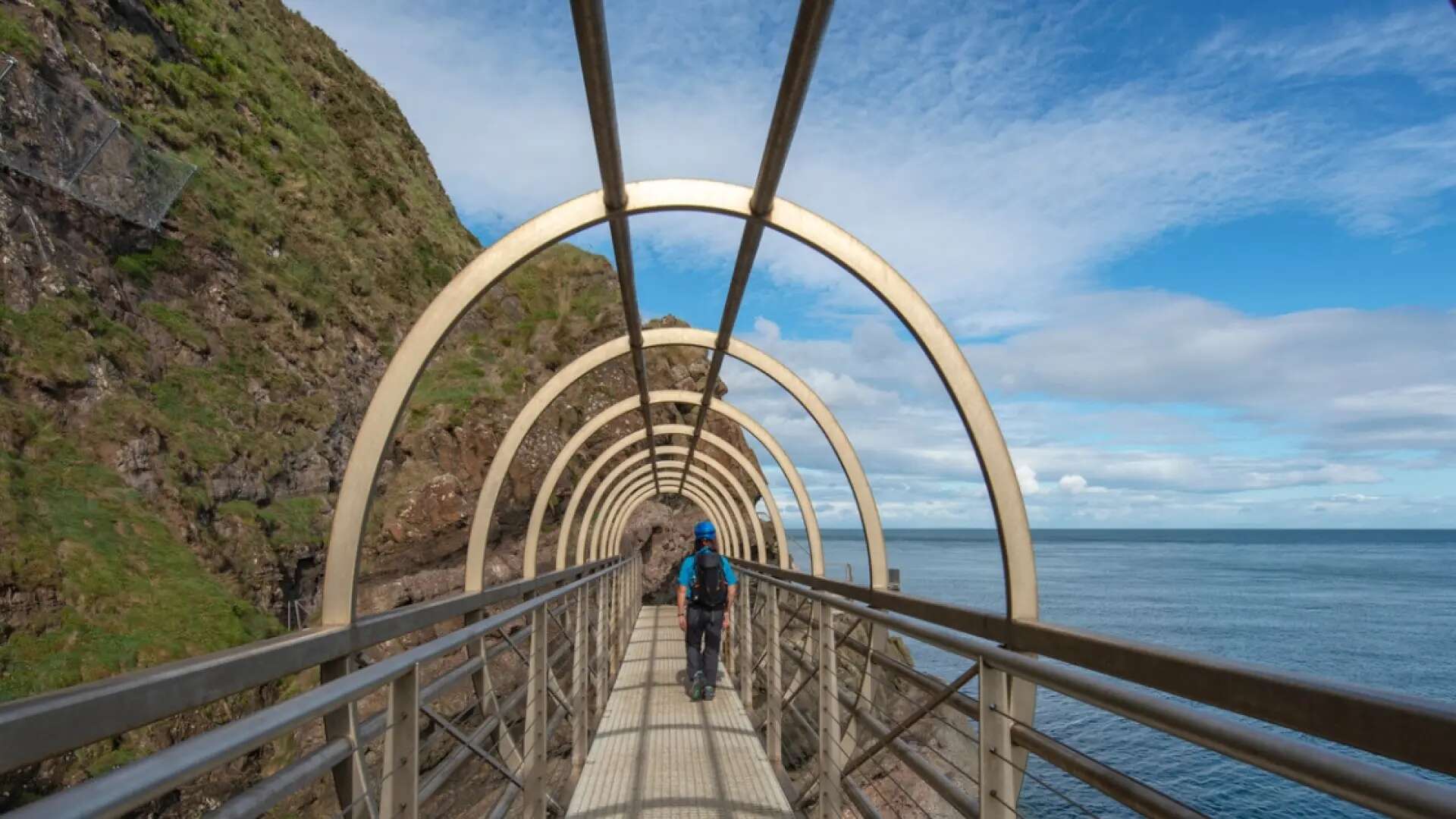 Descubre una de las rutas más increíbles: acantilados y puentes sobre el mar