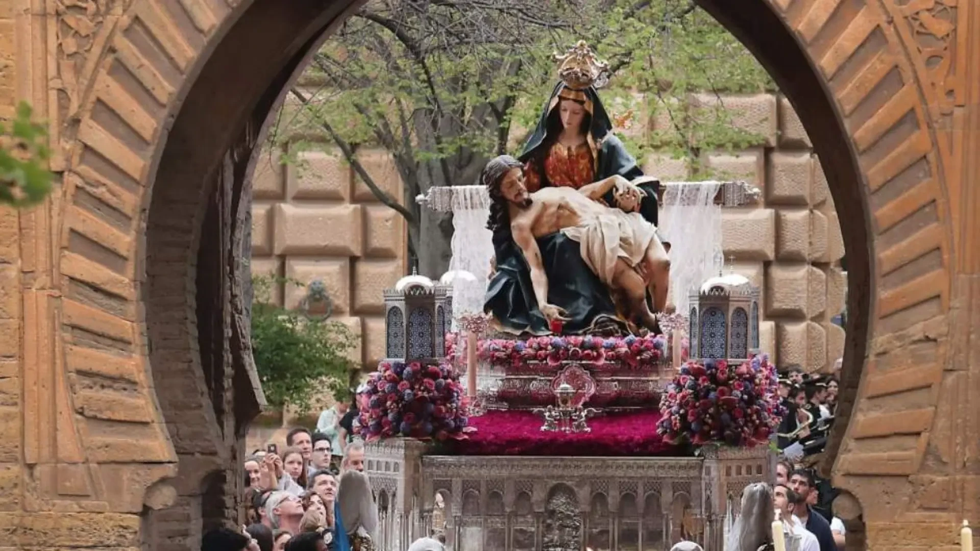 Sábado Santo 2025en Granada: horarioe itinerario de todaslas procesiones 