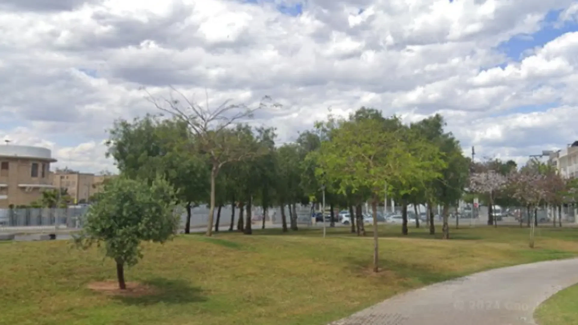 Hospitalizadas una mujer y su hija tras caer un rayo en el árbol donde se refugiaban de la lluvia