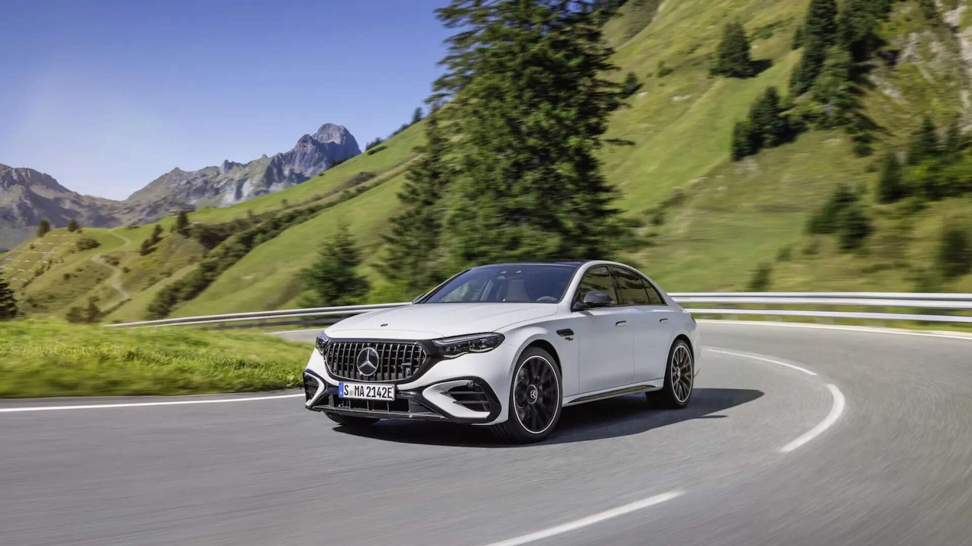 Al volante del Mercedes AMG E 53 Hybrid, un hiperdeportivo camuflado en una berlina de lujo