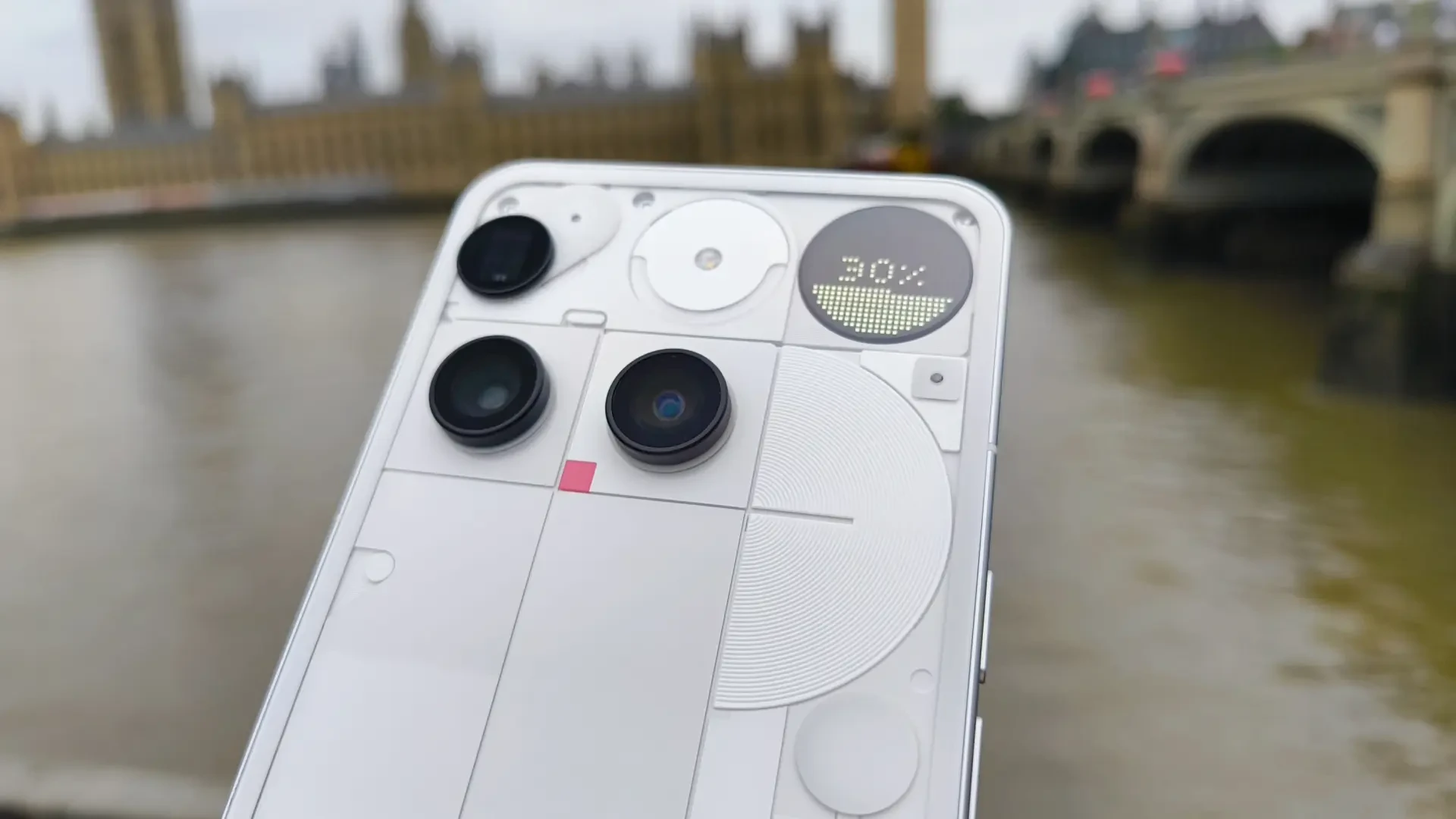 Nothing Phone (3): este móvil es único en su clase por su divertida pantalla trasera con micro LEDs