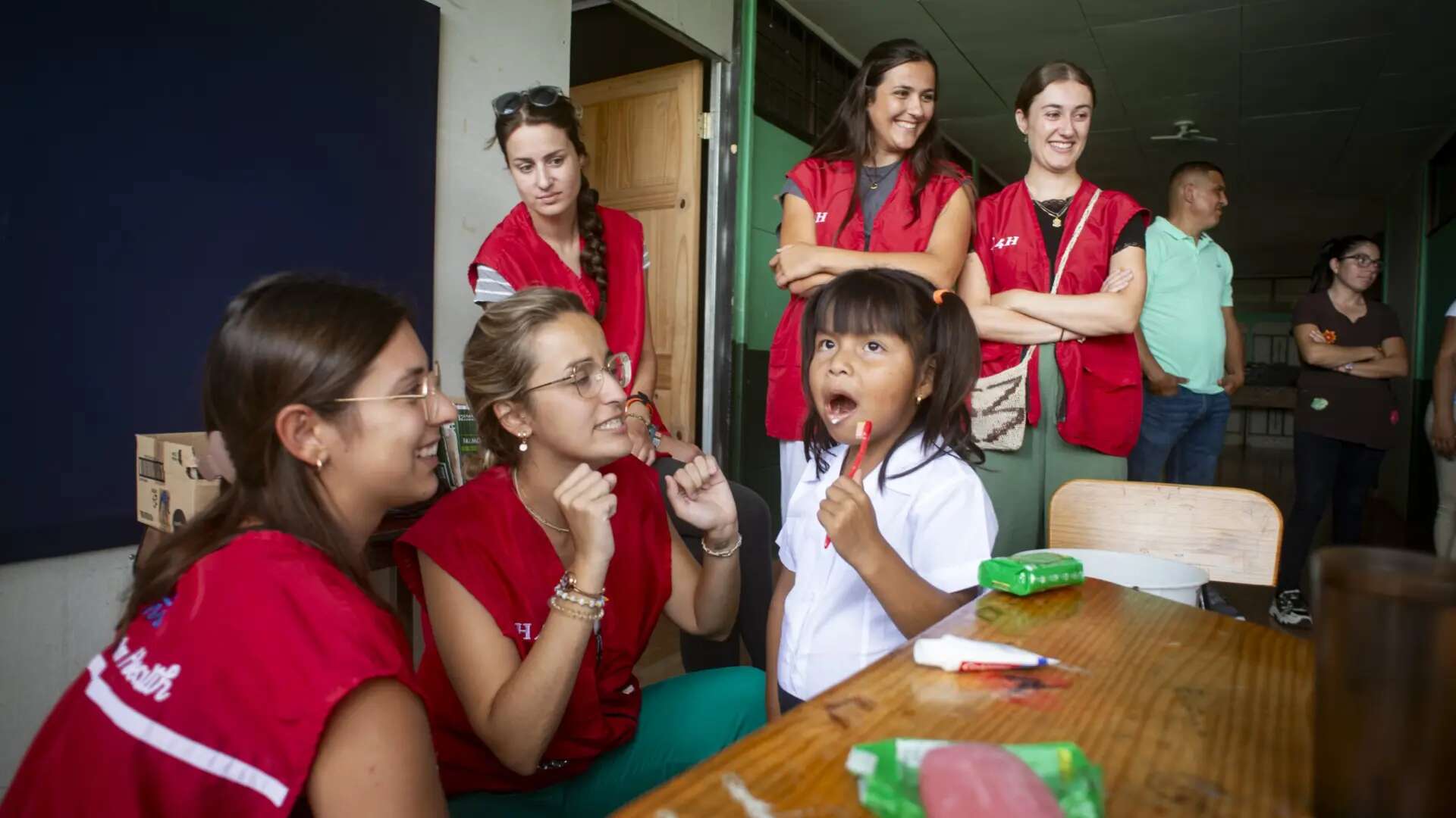 El viaje solidario de doce mujeres para ayudar a la Costa Rica más necesitada