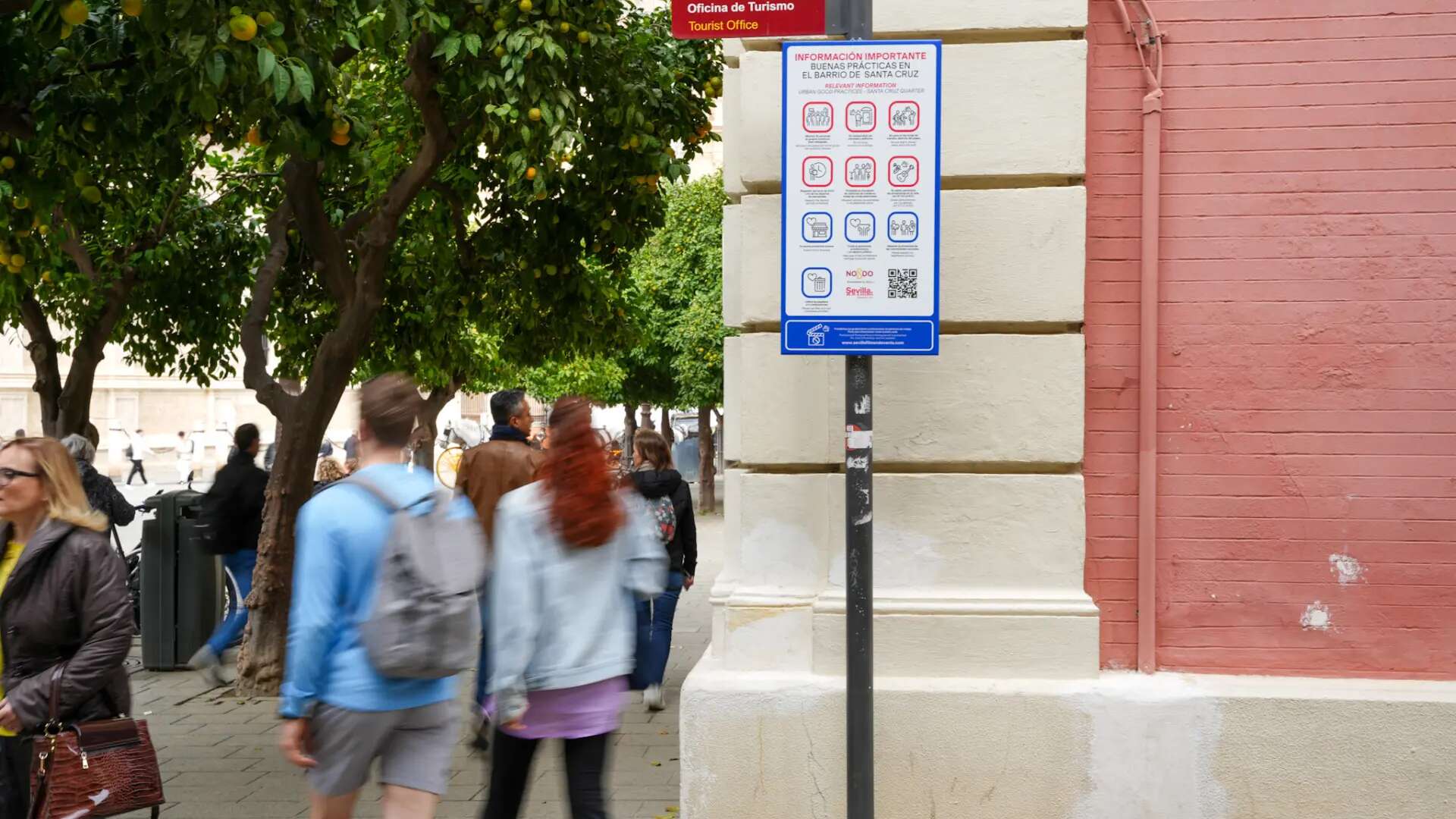 Cantar en la calle o pararse en la acera, nuevas prohibiciones en el barrio Santa Cruz