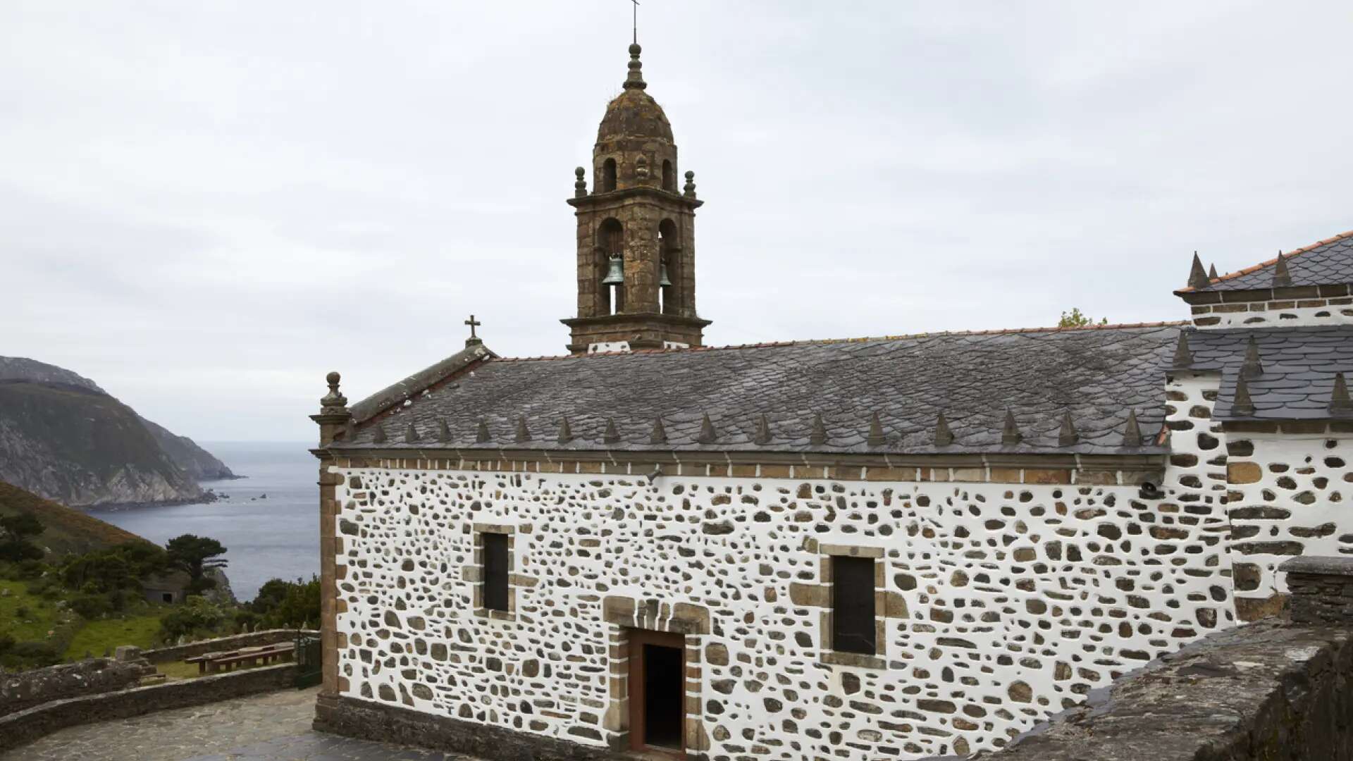 El pueblo de A Coruña con paisajes espectaculares y un santuario al que acuden los fieles en busca de amor