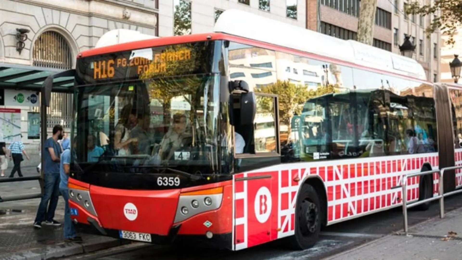 Las multas no perdonan a los despistados en los buses barceloneses: la mitad de usuarios denunciados llevan billete, pero no lo validan