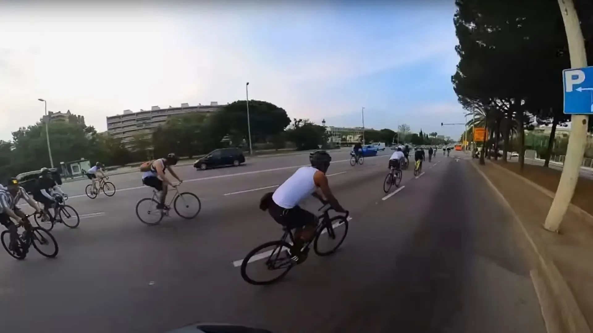 Investigan a un grupo de ciclistas 'kamikazes' por una carrera ilegal que cruzó Barcelona cometiendo todo tipo de infracciones
