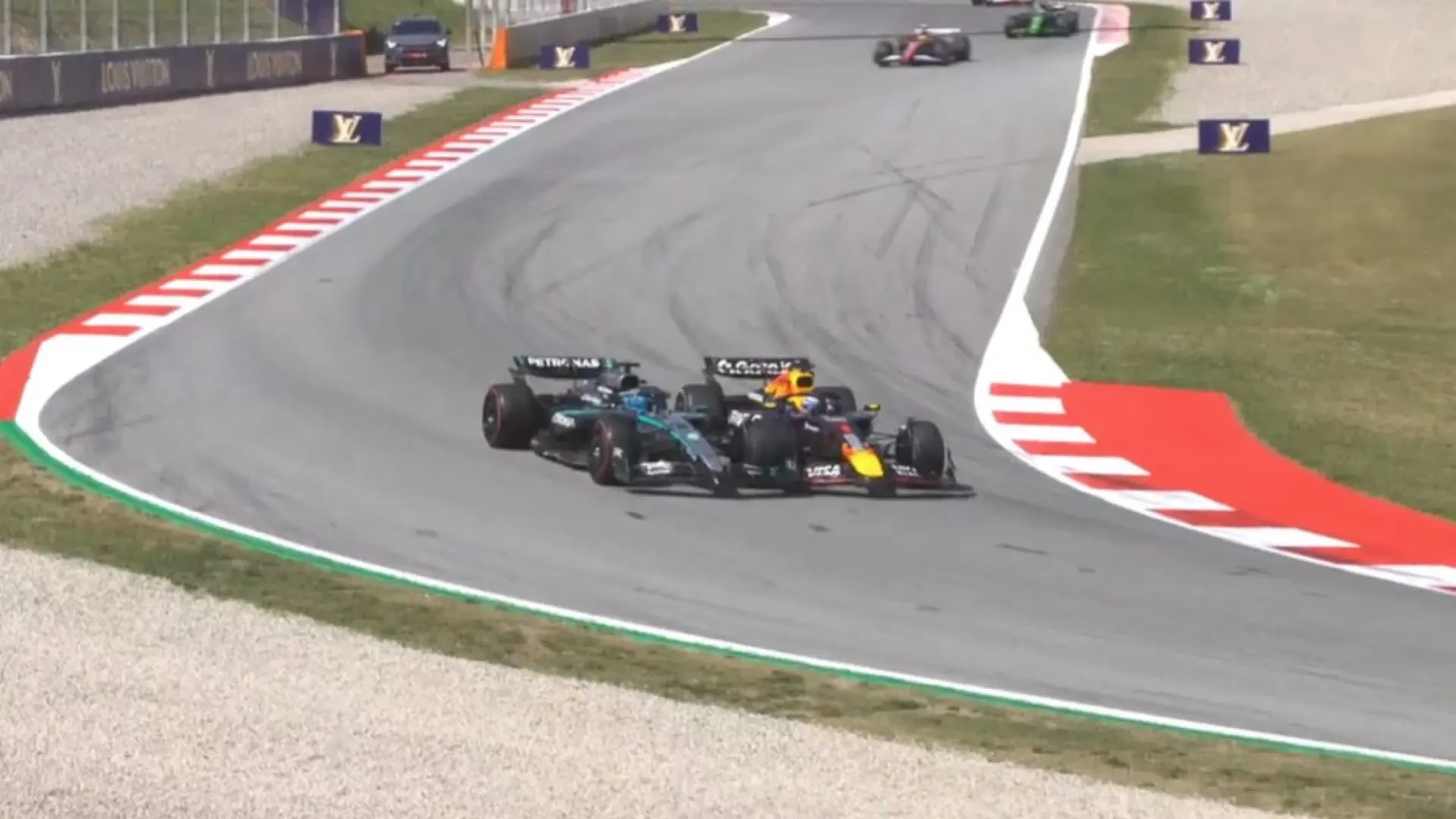 La peligrosa colisión entre Max Verstappen y George Russell en el GP de España: 