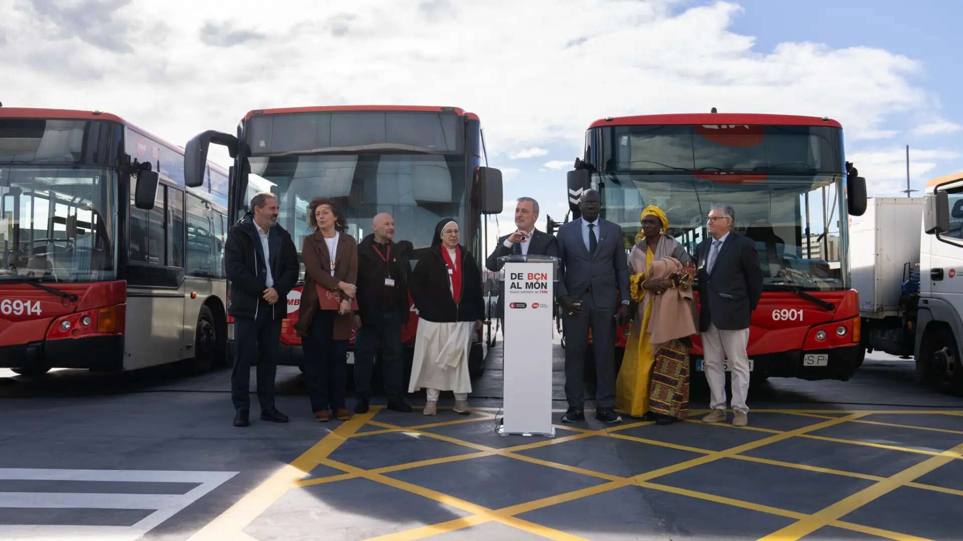 TMB cede 17 vehículos a organizaciones sin ánimo de lucro para proyectos sociales en Ucrania, Paiporta, Senegal y Marruecos