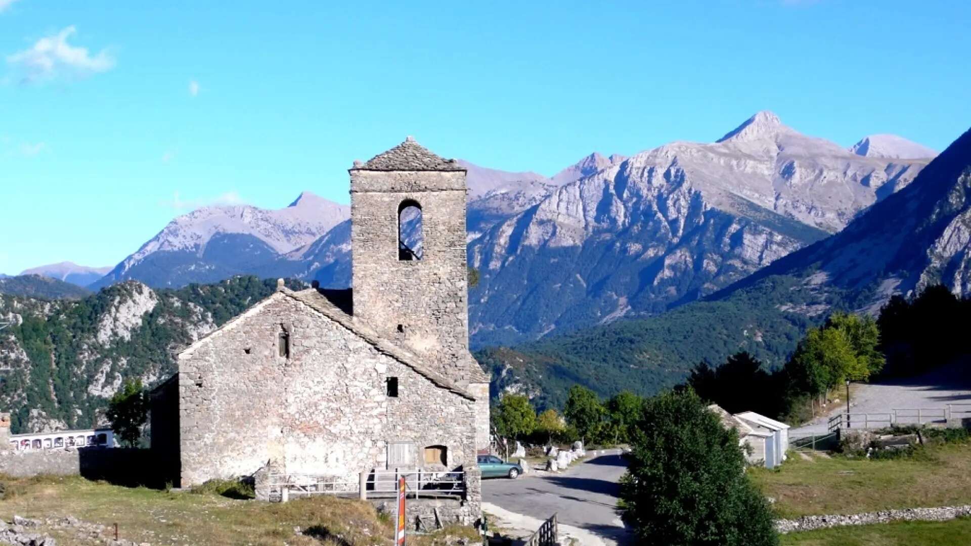 El pueblo del Pirineo conocido por su casa de las brujas, un mágico museo y rutas de senderismo