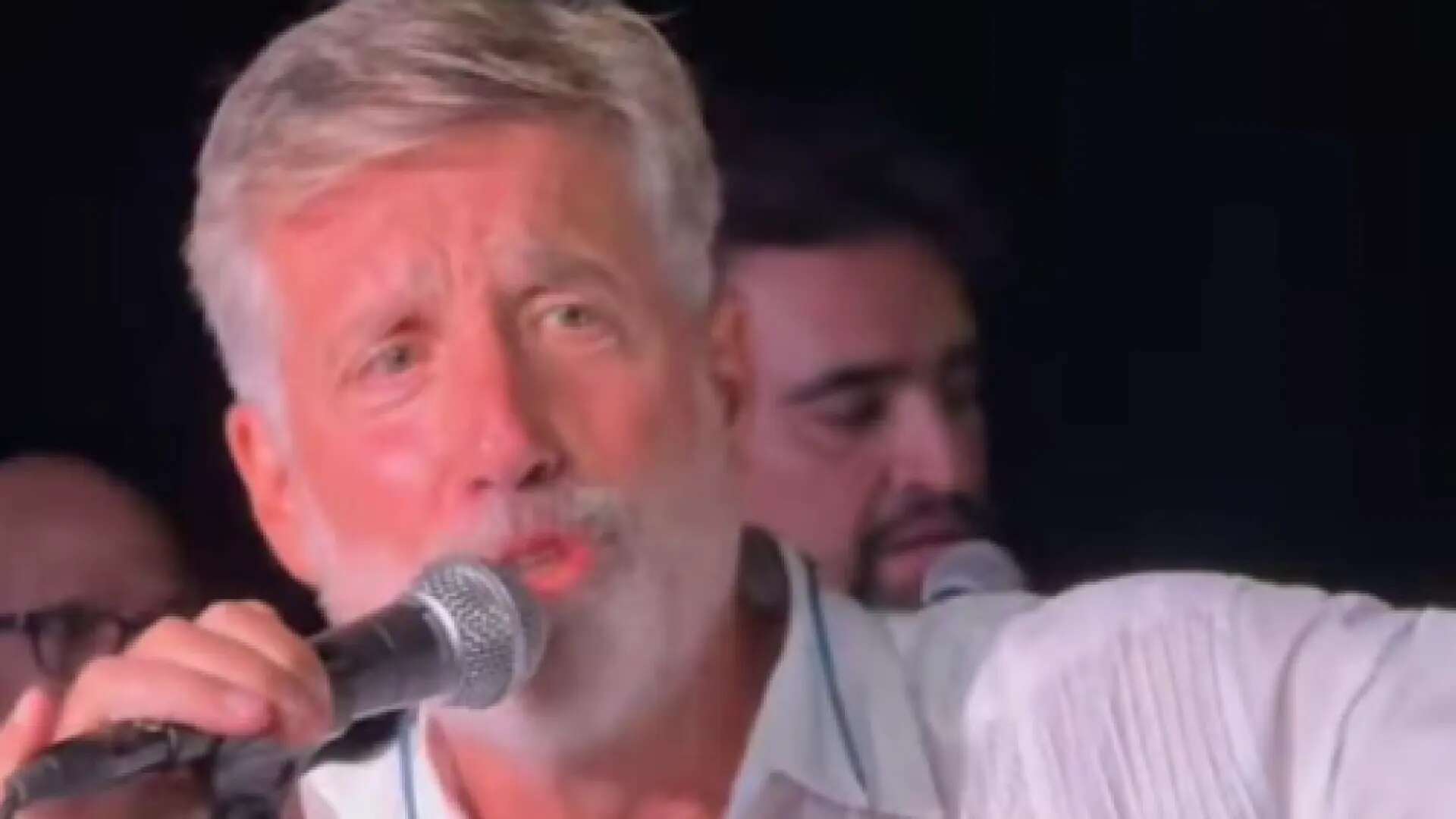 Emilio Aragón protagoniza un momentazo en la boda de su hijo cantando 'Susanita tiene un ratón'