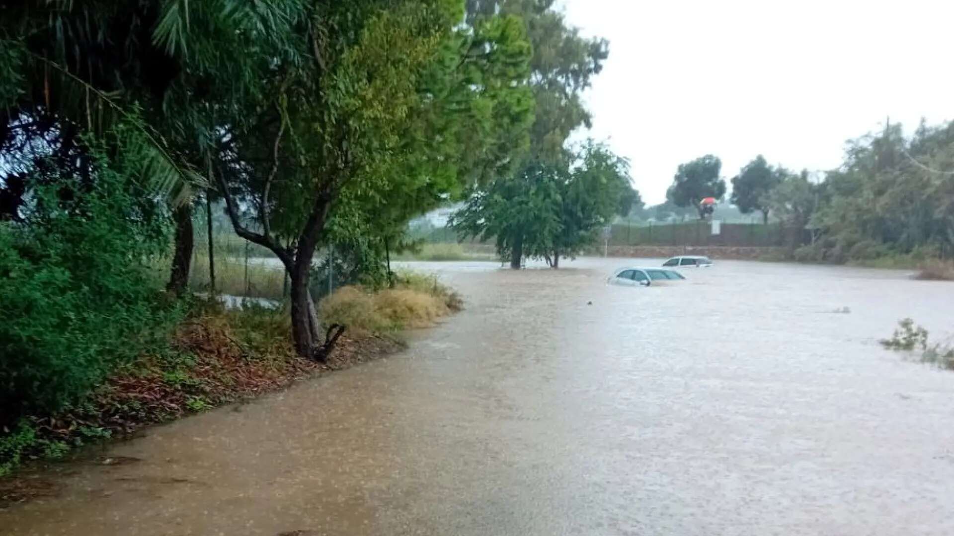 La lluvia deja pequeñas inundaciones en Cataluña y varios coches arrastrados por el agua en Sitges