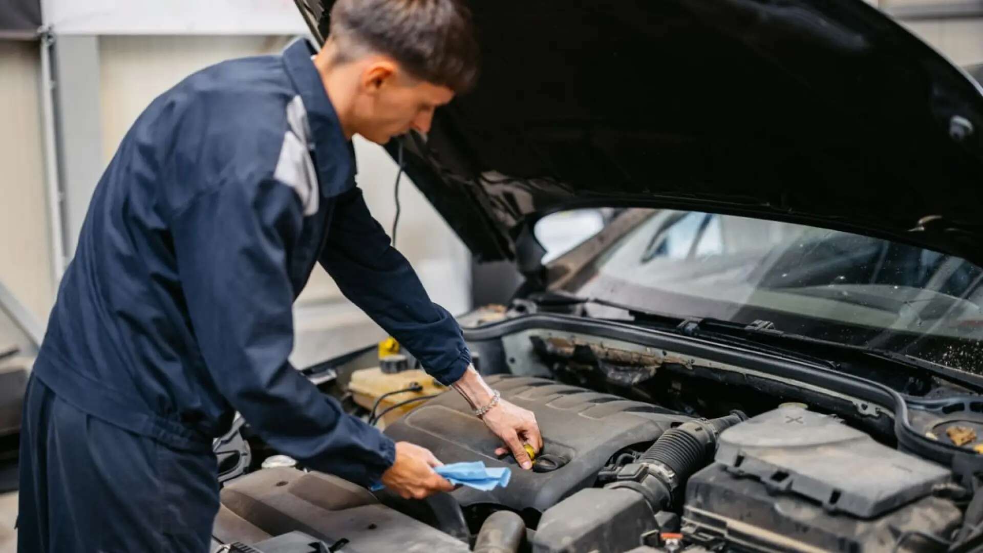 El consejo de un experto para limpiar el motor del coche sin utilizar agua