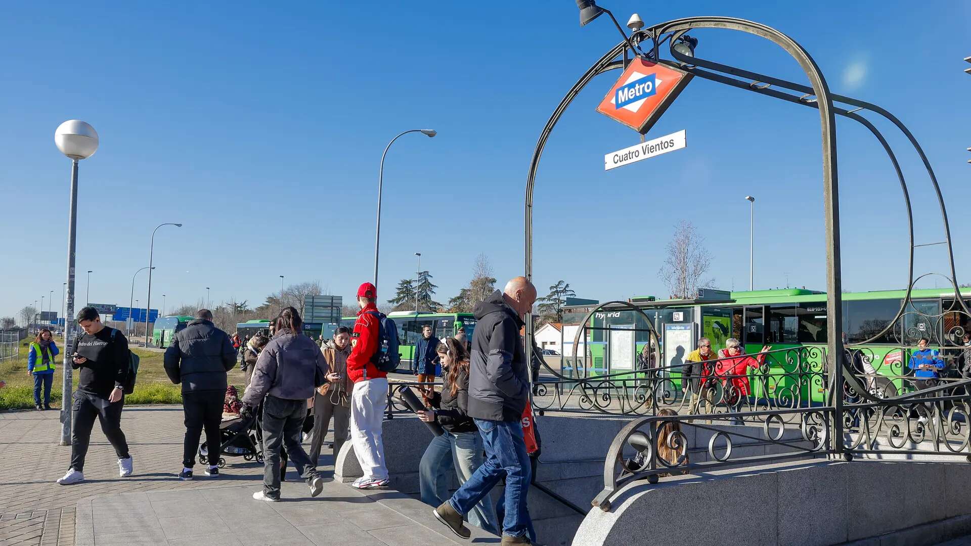 Cae el tráfico en la A-5 y sube el transporte público, pero surge un imprevisto: el colapso del aparcamiento en Cuatro Vientos