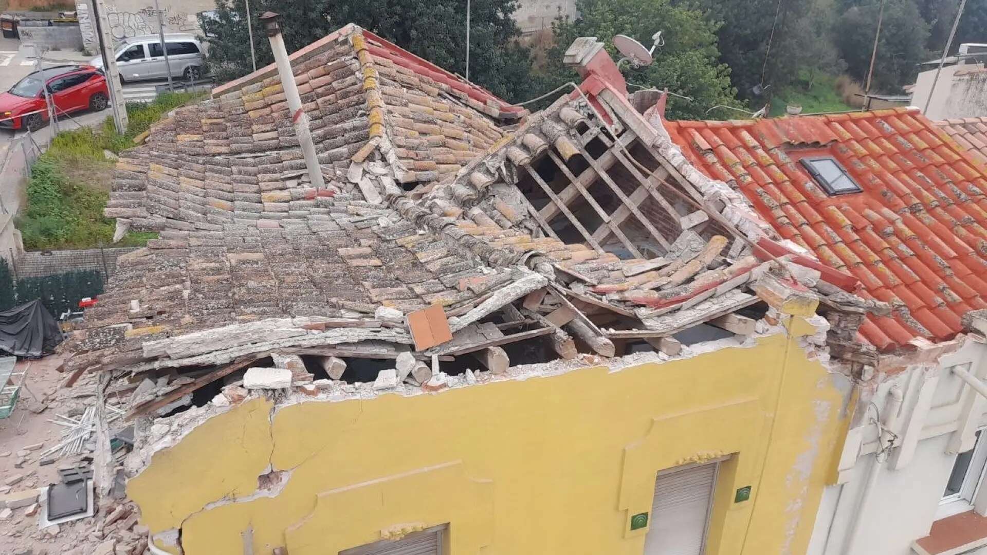 El derrumbe del techo de una casa en El Masnou obliga a evacuar a sus inquilinos