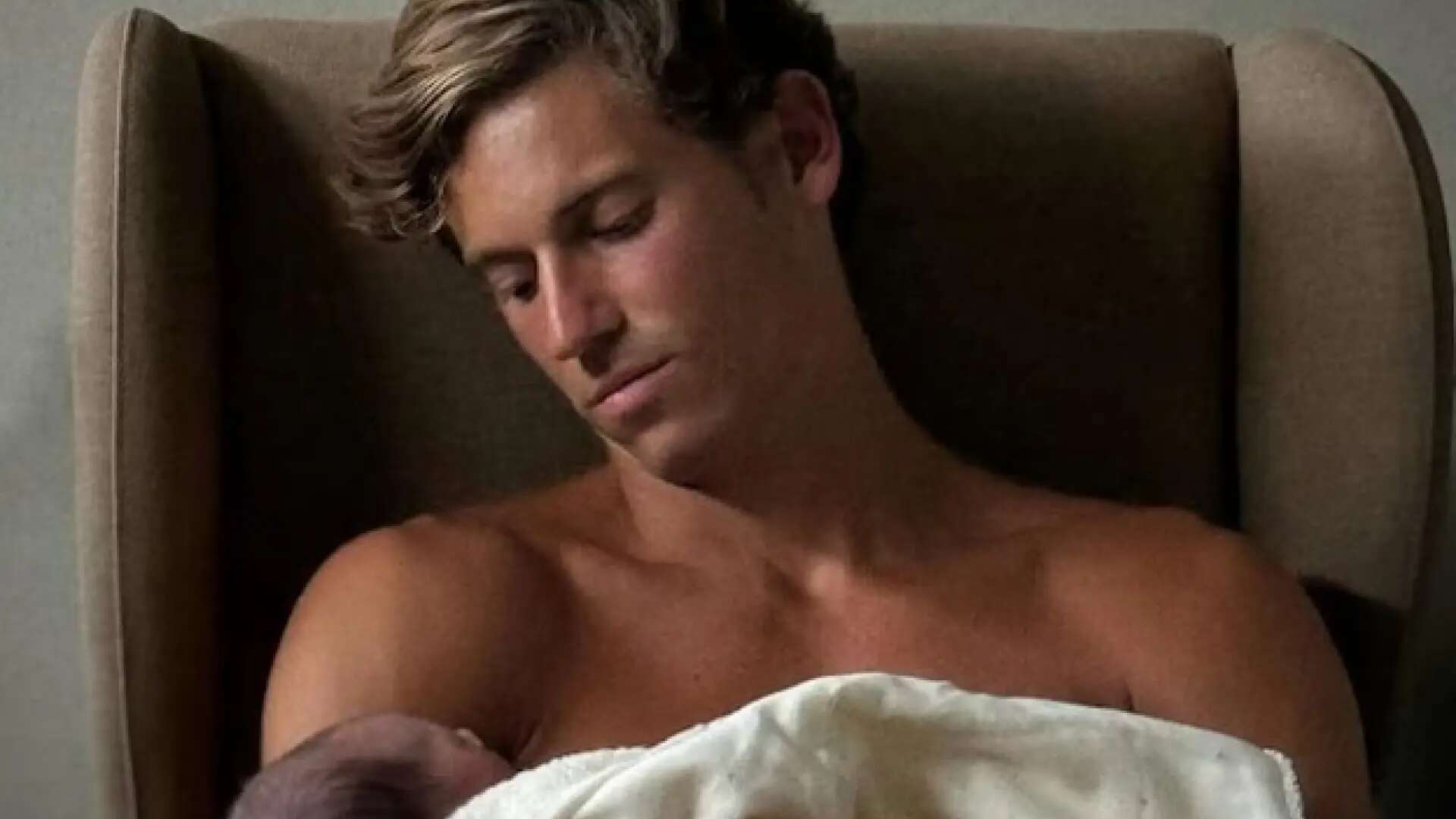 El futbolista Marcos Llorente y su mujer, padres de su primera hija, a la que han llamado Amor