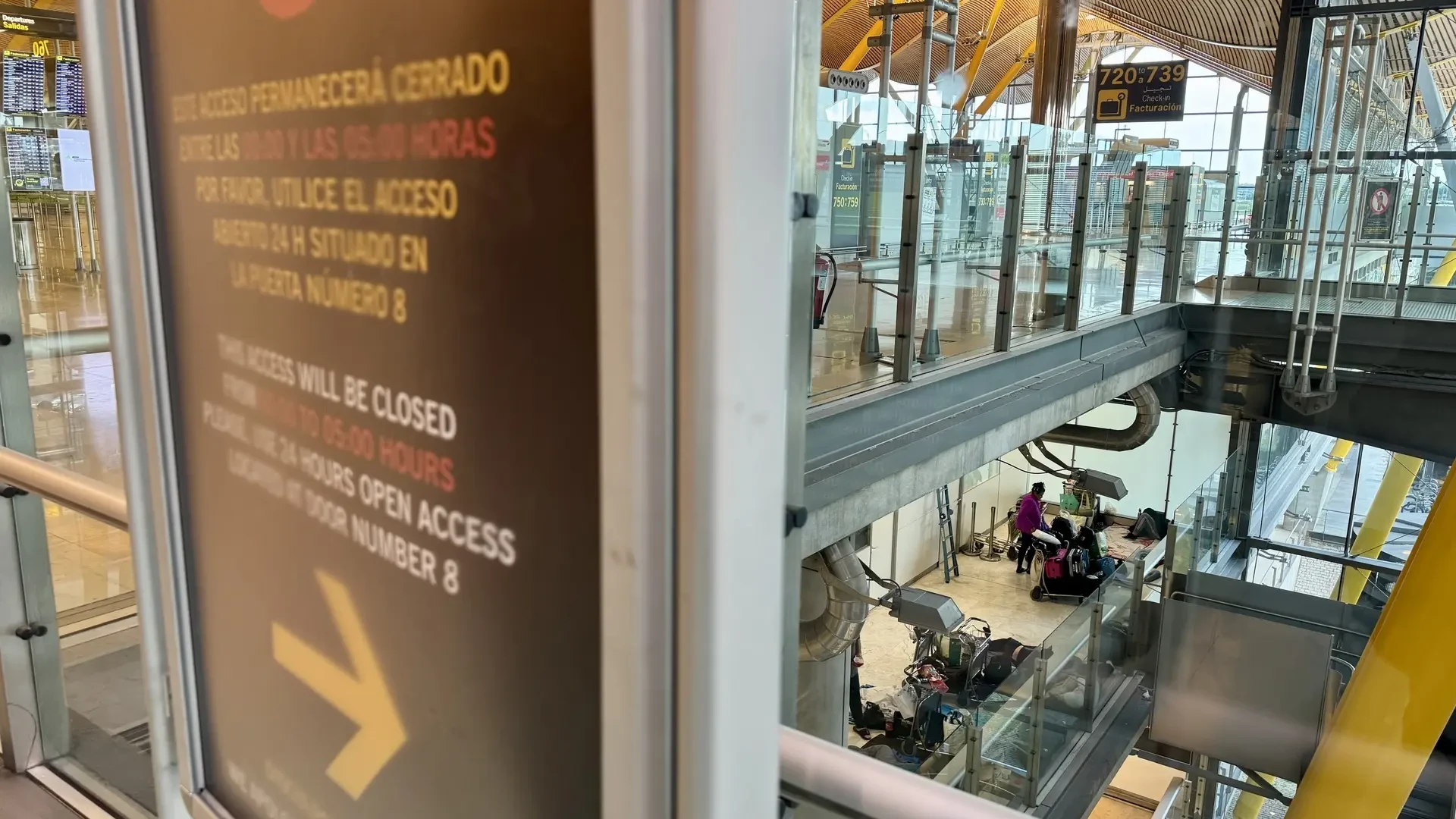 La noche del toque de queda, una más para los sin hogar de Barajas: 