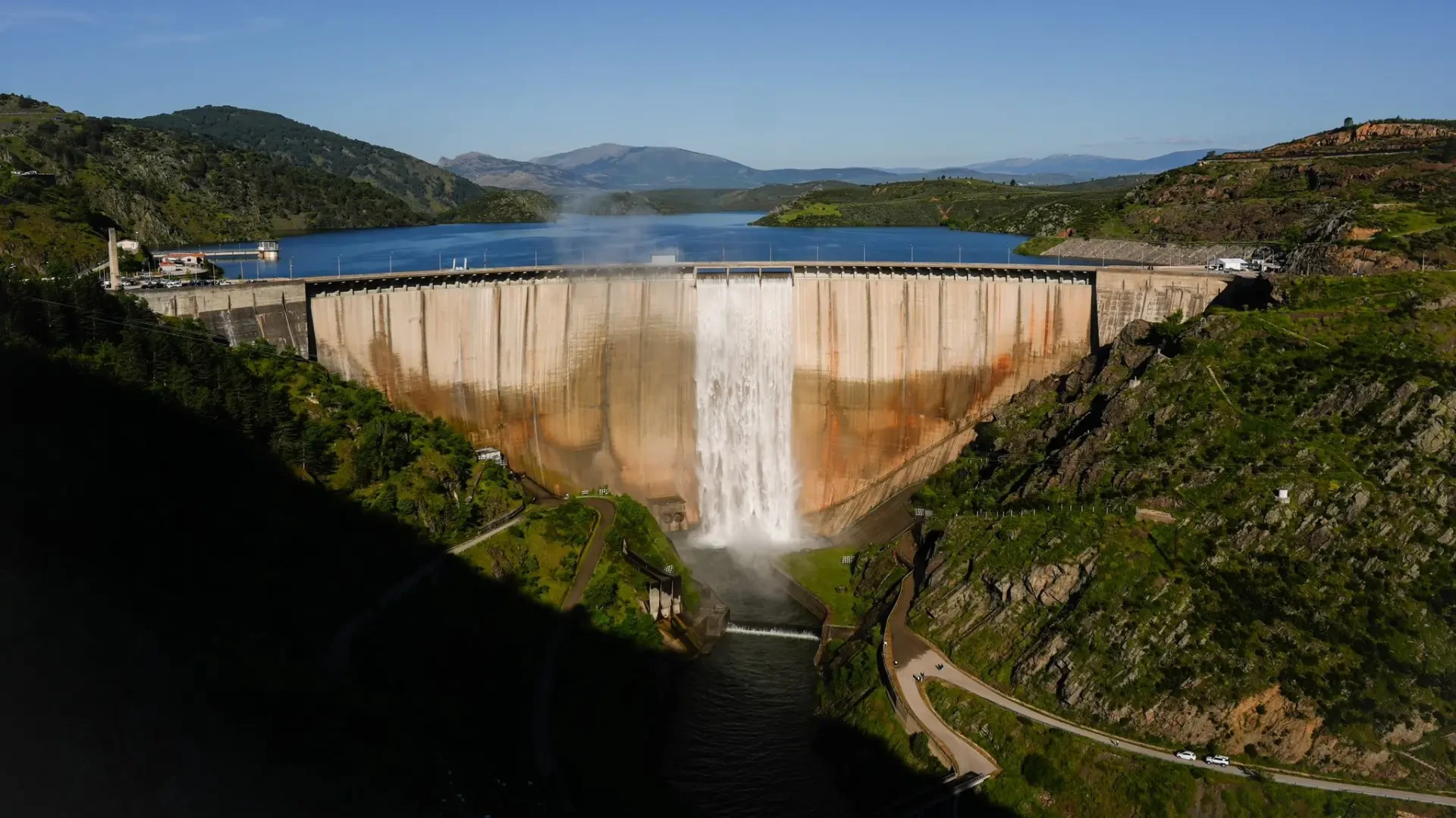 El desembalse de El Atazar por su aliviadero superior: una imagen excepcional que durará tres o cuatro días más