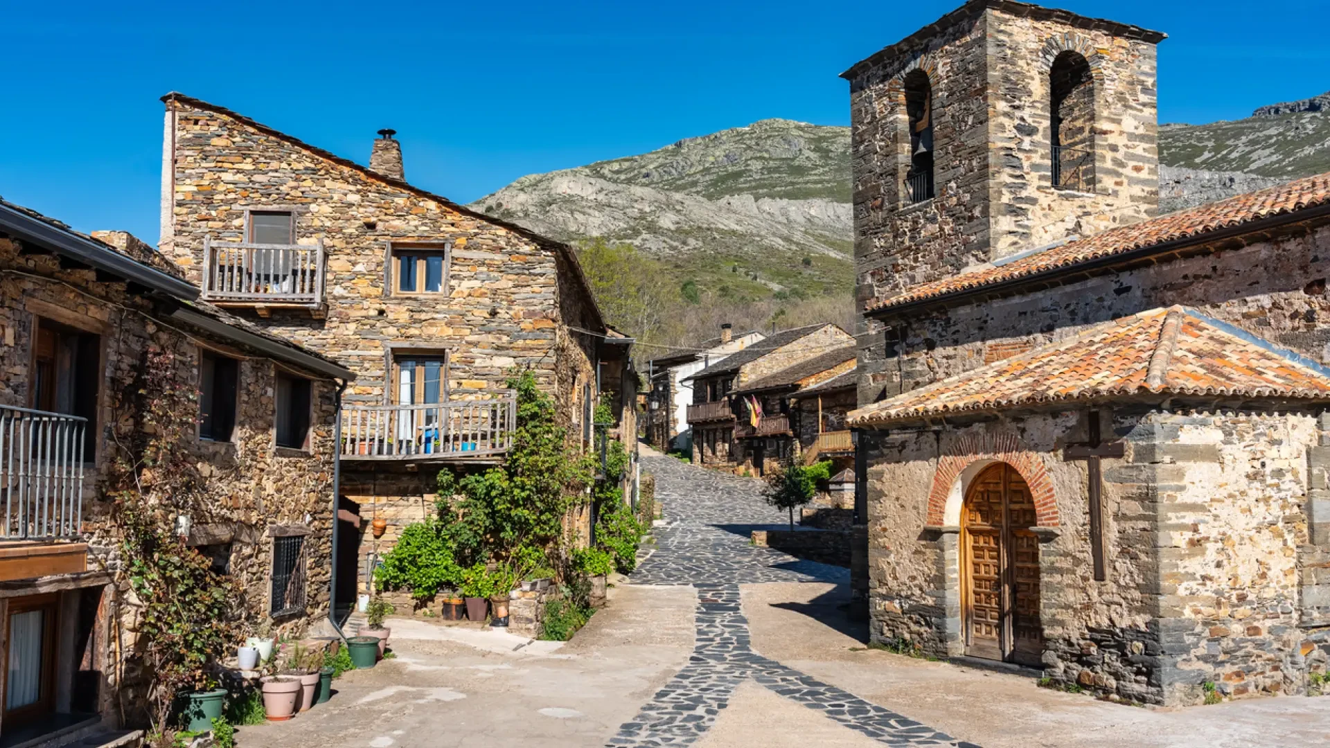 El pueblo de Guadalajara de apenas 100 habitantes con arquitectura negra y rutas de senderismo