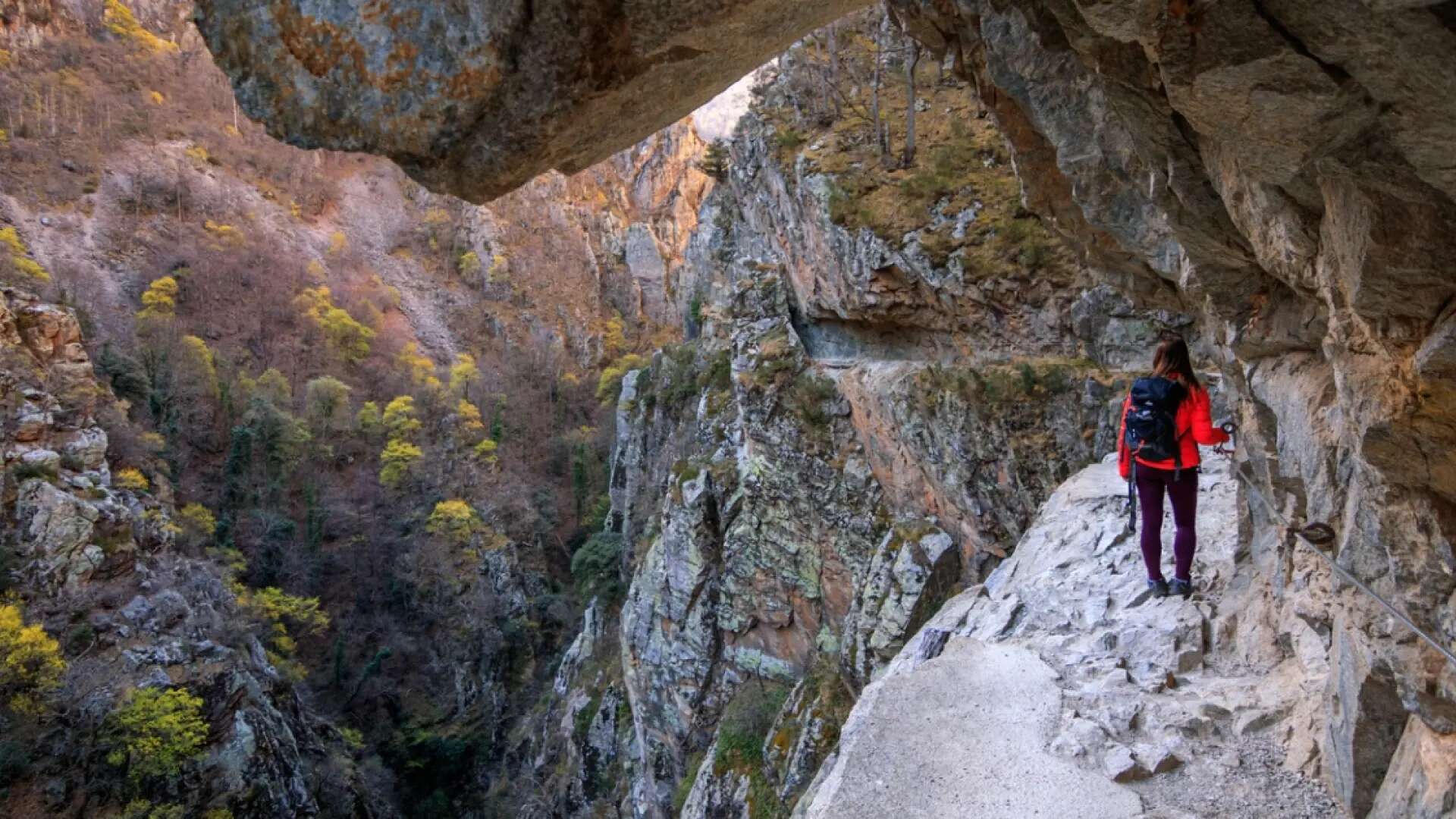 La vertiginosa ruta por puentes colgantes, pasarelas y balcones naturales dentro de un cañón