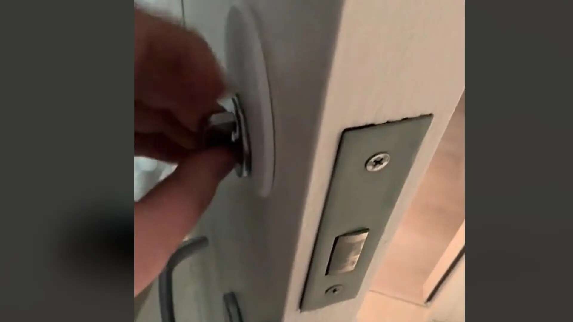 Intenta cerrar la puerta del baño de su habitación de hotel y se lleva una inquietante sorpresa: 