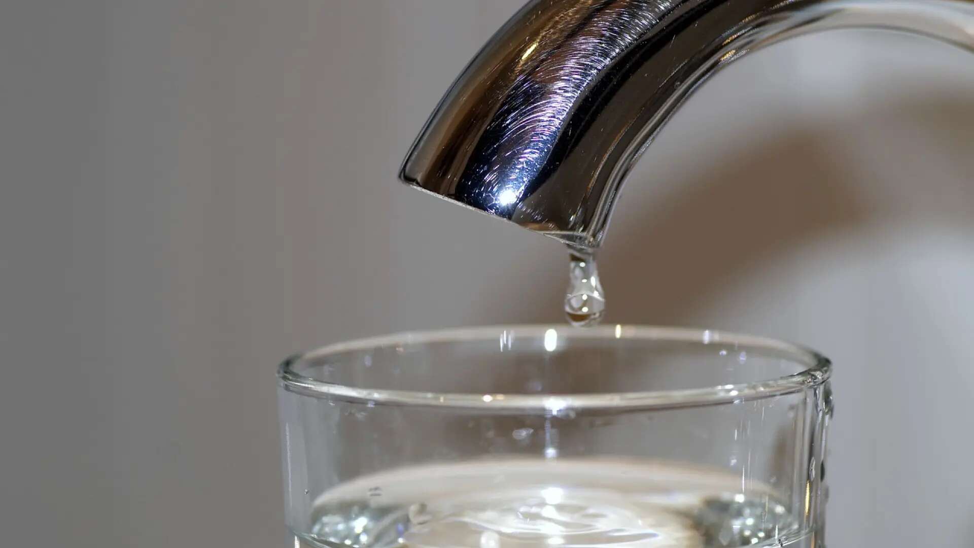 El Àrea Metropolitana de Barcelona enviará cartas a 24.000 personas que consumen agua en exceso y bajará la presión en 7 municipios