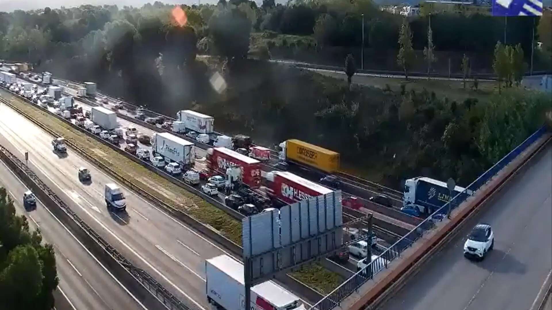 El incendio de un camión en Cerdanyola provoca más de 13 kilómetros de retenciones en la AP-7 en sentido norte y 9 en sentido sur