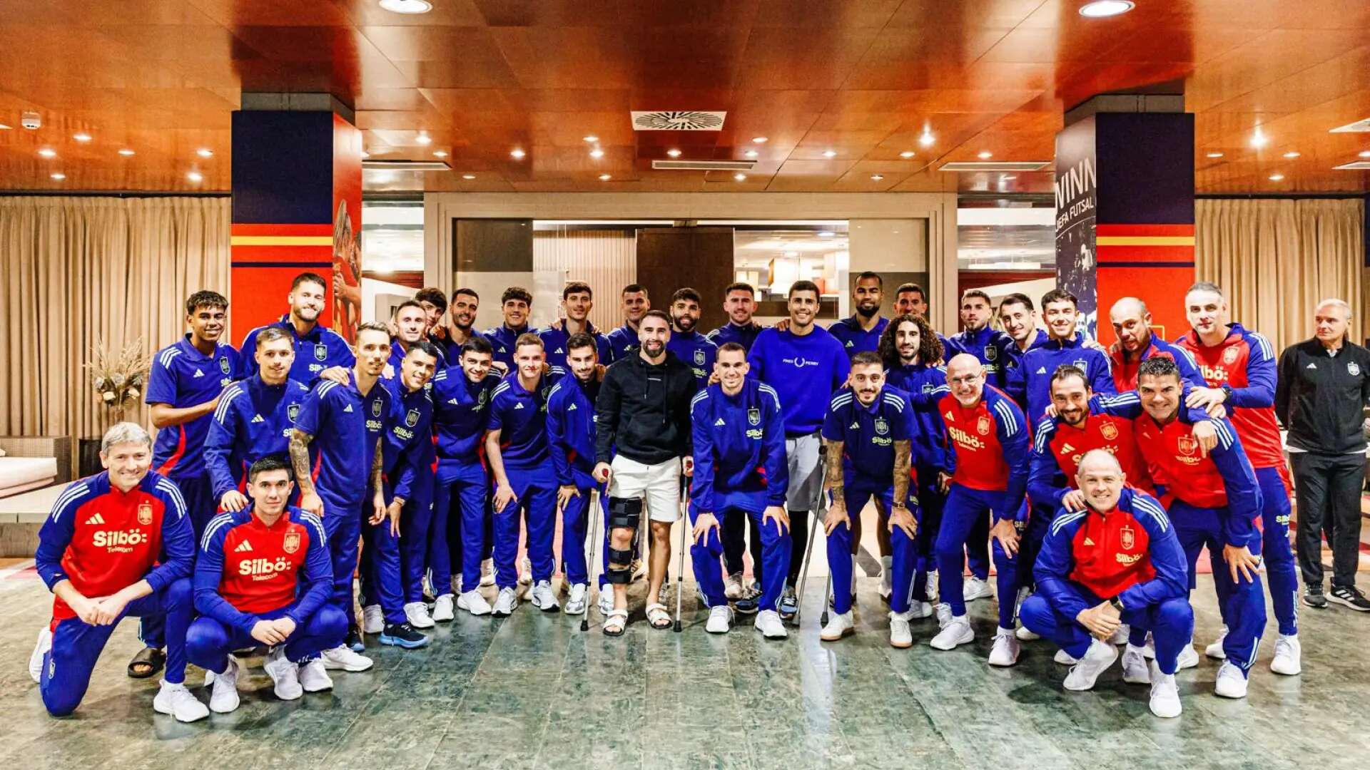 Rodri, Carvajal y Le Normand regalan una visita sorpresa a su compañeros de la selección en plena concentración