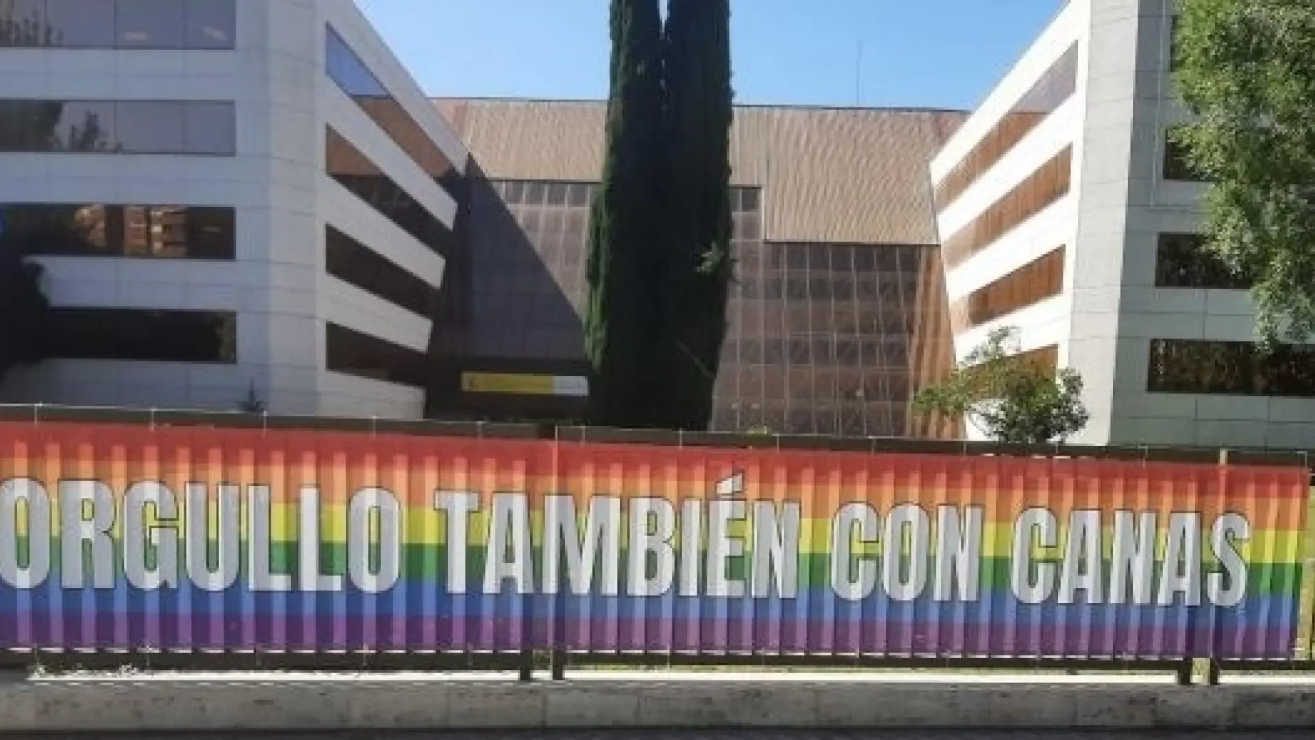 El Imserso denuncia como delito de odio el robo de dos pancartas LGTBIQ+ en la puerta de su sede